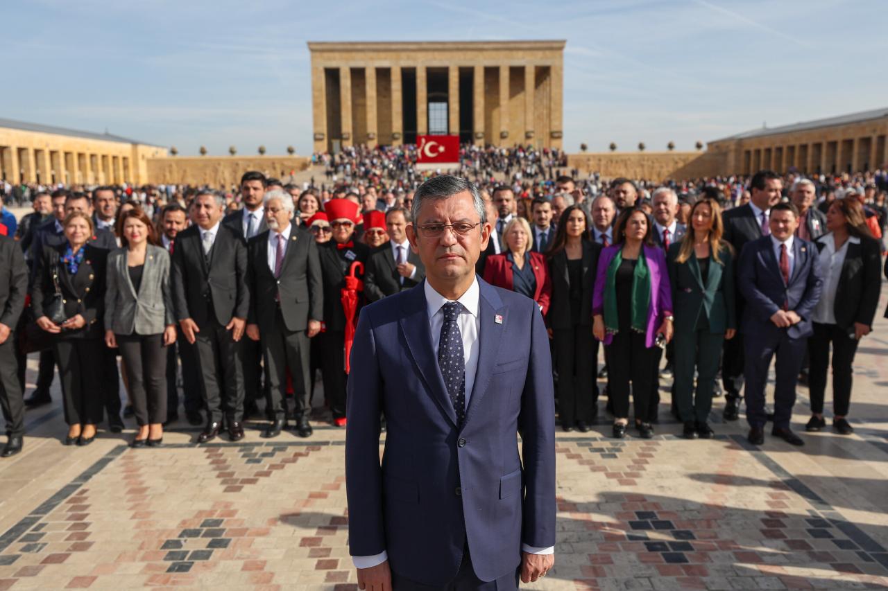 CHP Genel Başkanı Özgür Özel, PM ve YDK Üyeleriyle Birlikte Anıtkabir'i Ziyaret Etti