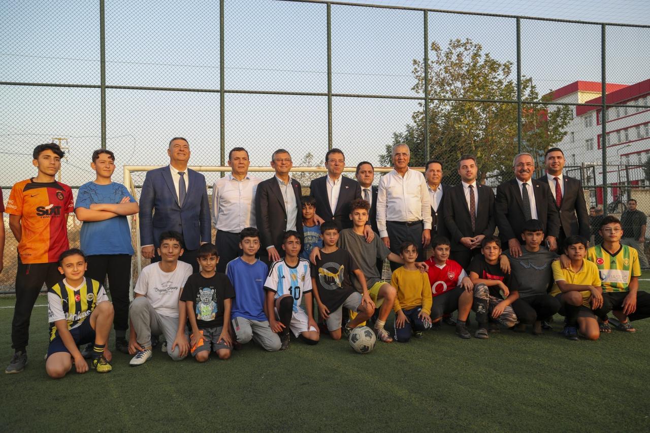 CHP Genel Başkanı Özgür Özel ve İBB Başkanı Ekrem İmamoğlu, Osmaniye’de Çocuklarla Futbol Oynadı