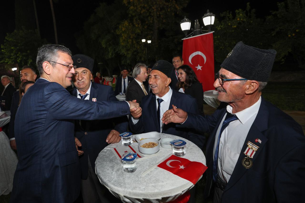 CHP Genel Başkanı Özgür Özel, KKTC Cumhurbaşkanlığında Verilen Resepsiyona Katıldı