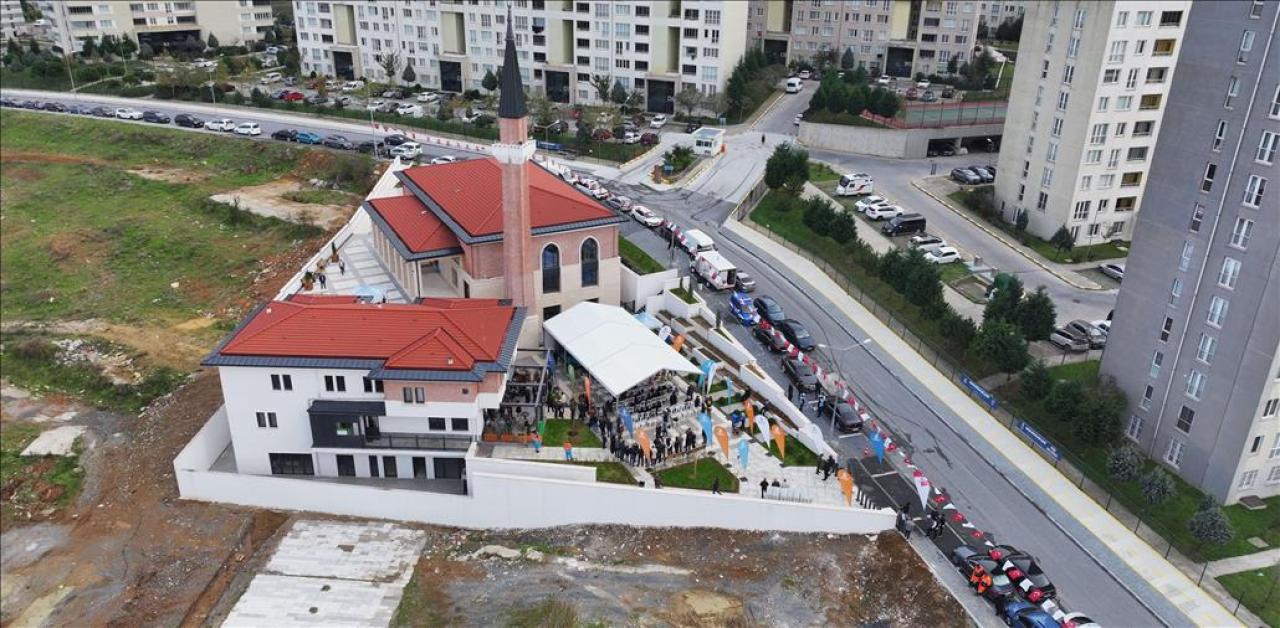 BAŞAKŞEHİR’DE HAYIR ORTAKLARI CAMİİ DUALARLA İBADETE AÇILDI