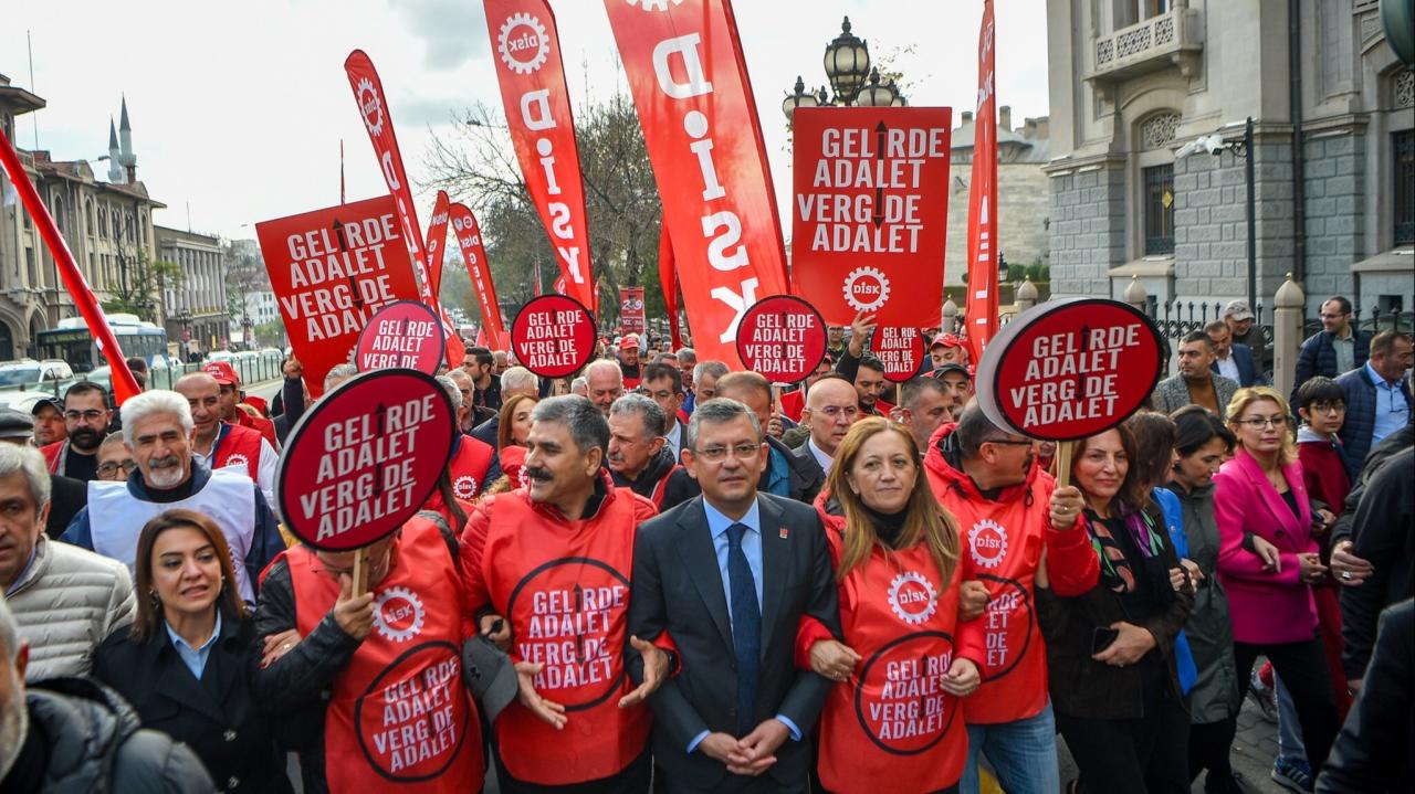 CHP Genel Başkan Özgür Özel, DİSK’in “Vergide Adalet, Gelirde Adalet” Yürüyüşüne Destek Verdi