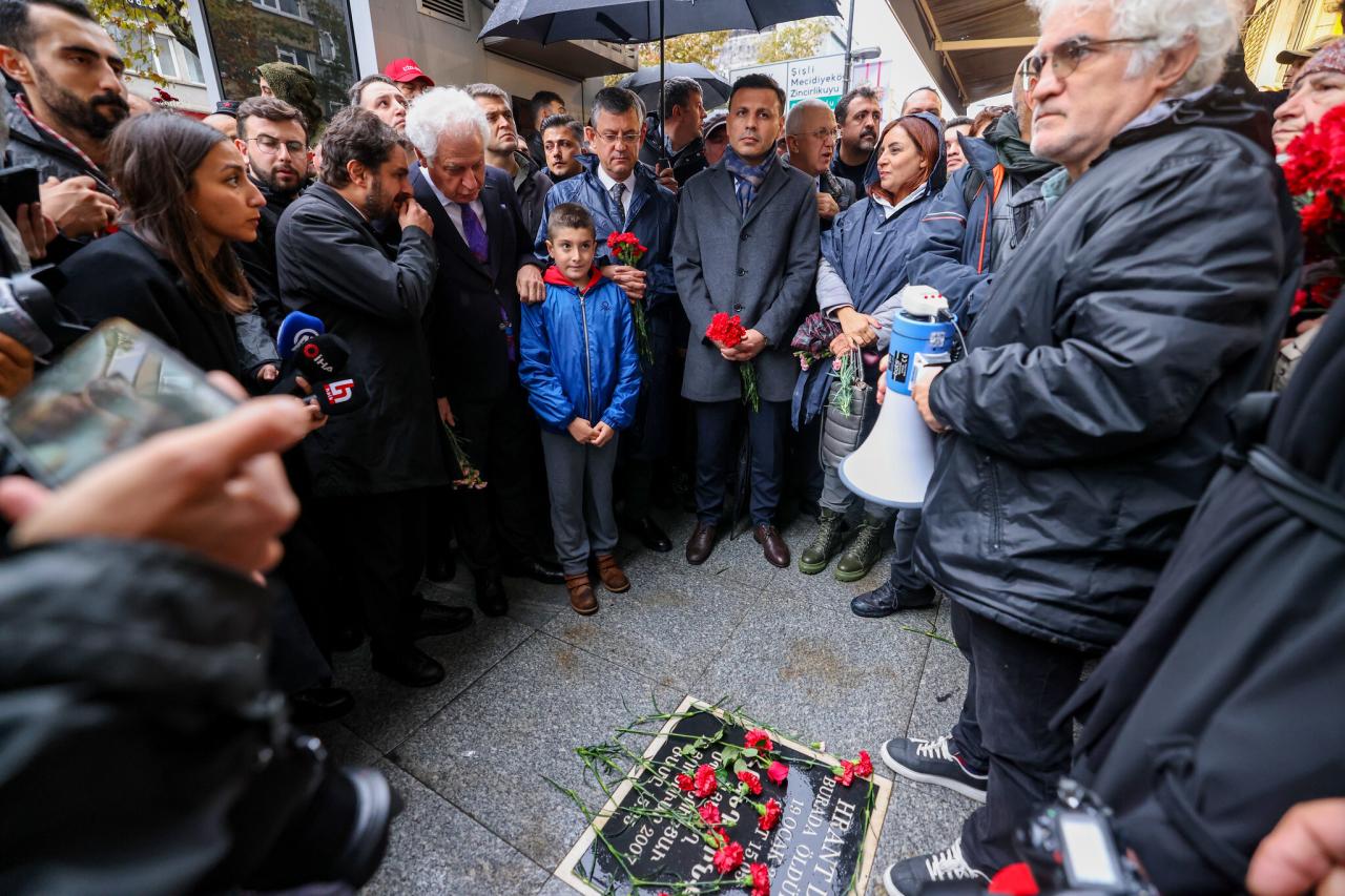 CHP Genel Başkanı Özgür Özel, Hrant Dink’in Katledildiği Yere Karanfil Bıraktı