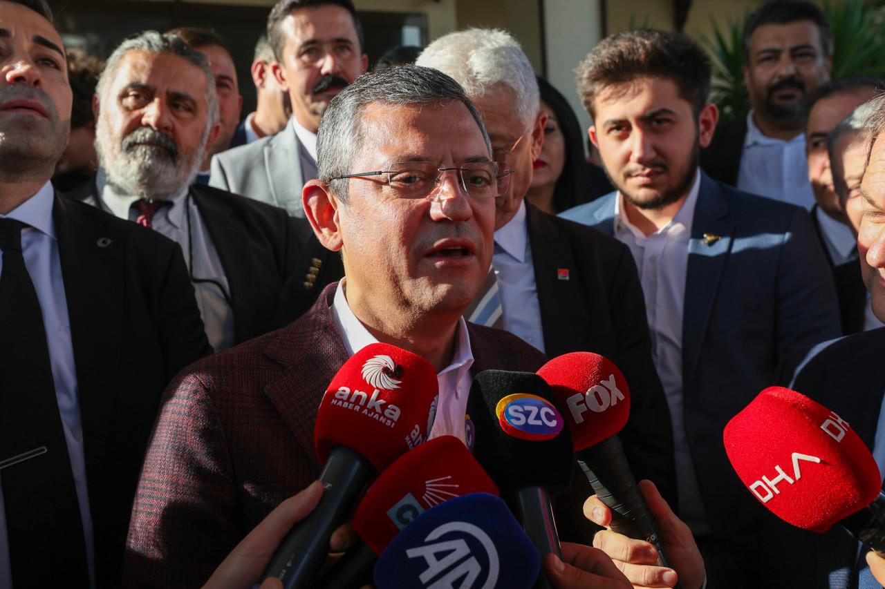 CHP Genel Başkanı Özgür Özel, Antalya Havaalanı’nda Gazetecilerin Sorularını Yanıtladı