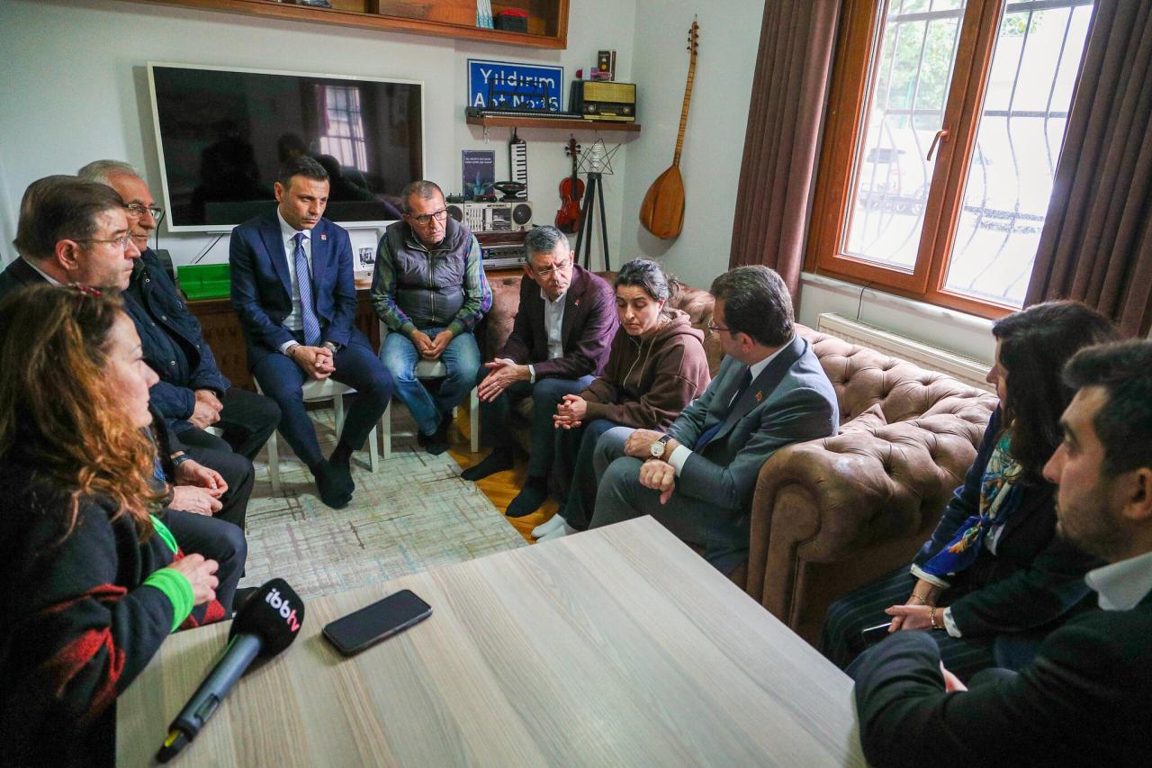 CHP Genel Başkanı Özgür Özel, Yunus Emre Göçer'in Ailesini Ziyaret Etti