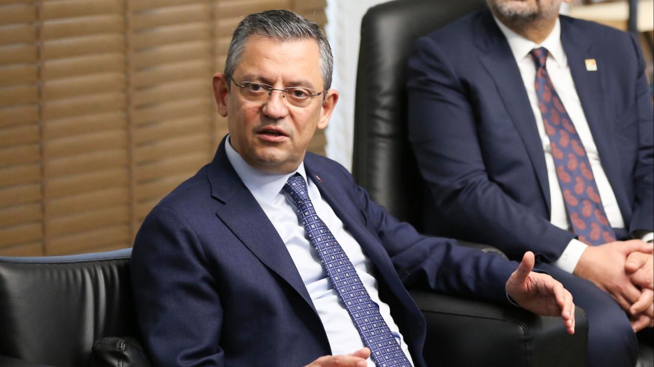 CHP Lideri Özel, İzmir İl Başkanlığında İktidarı Eleştirdi: “Saldırarak, Çirkinleşerek Siyaset Yapmaya Çalışıyorlar”