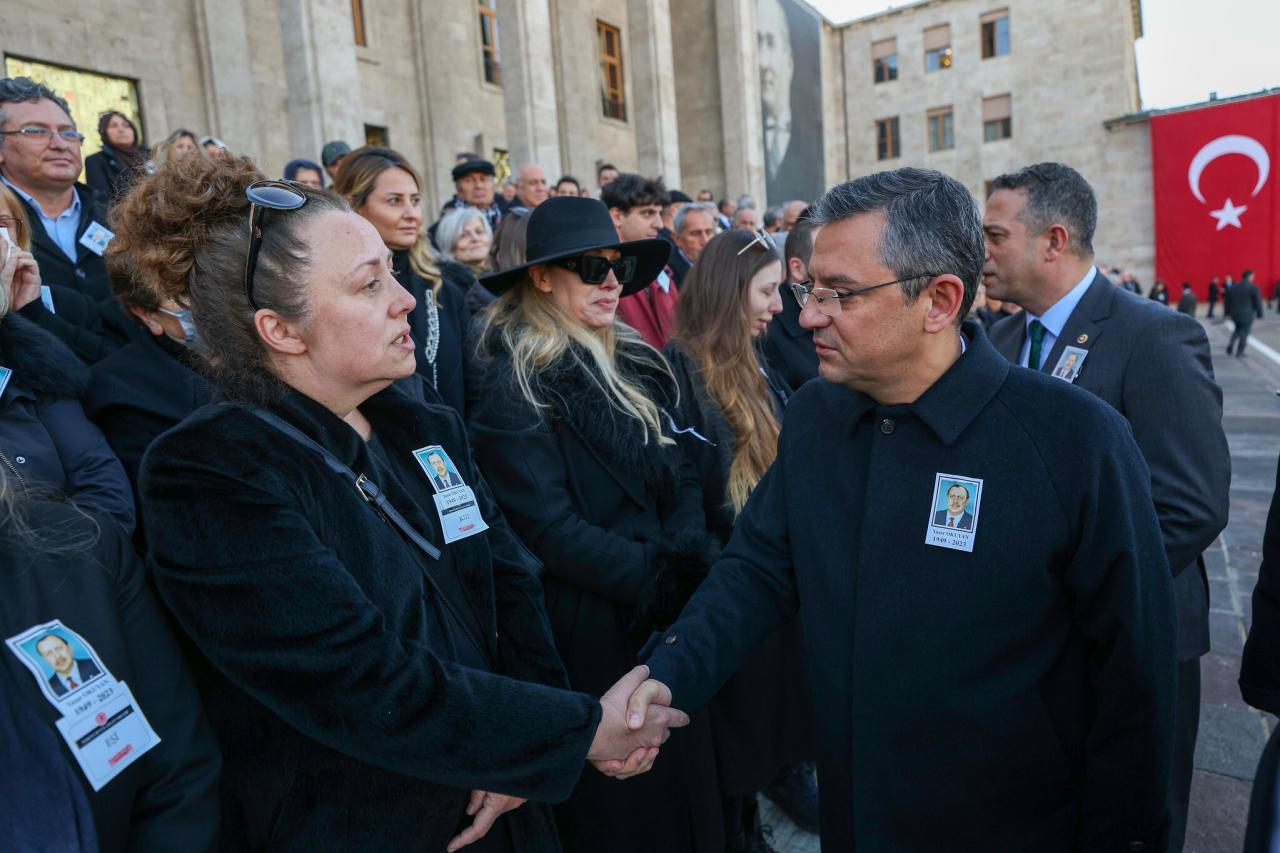 CHP Genel Başkanı Özgür Özel, Eski Çalışma ve Sosyal Güvenlik Bakanı Yaşar Okuyan'ın Cenaze Törenine Katıldı