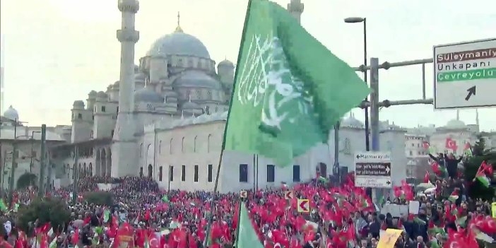 İSTANBUL’DA GALATA KÖPRÜSÜNDE “ŞEHİTLERİMİZE RAHMET, FİLİSTİN’E DESTEK, İSRAİL’E LANET” YÜRÜYÜŞÜ YAPILDI