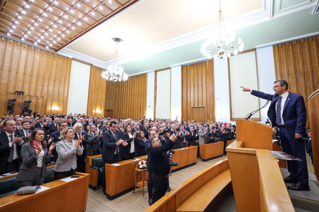 CHP LİDERİ ÖZGÜR ÖZEL, GRUP TOPLANTISINDA KONUŞTU: “ASKERİMİZİ DE SAVUNACAĞIZ ÜLKEMİZİ DE… BİZ HAKLIYIZ VE BAŞARACAĞIZ”