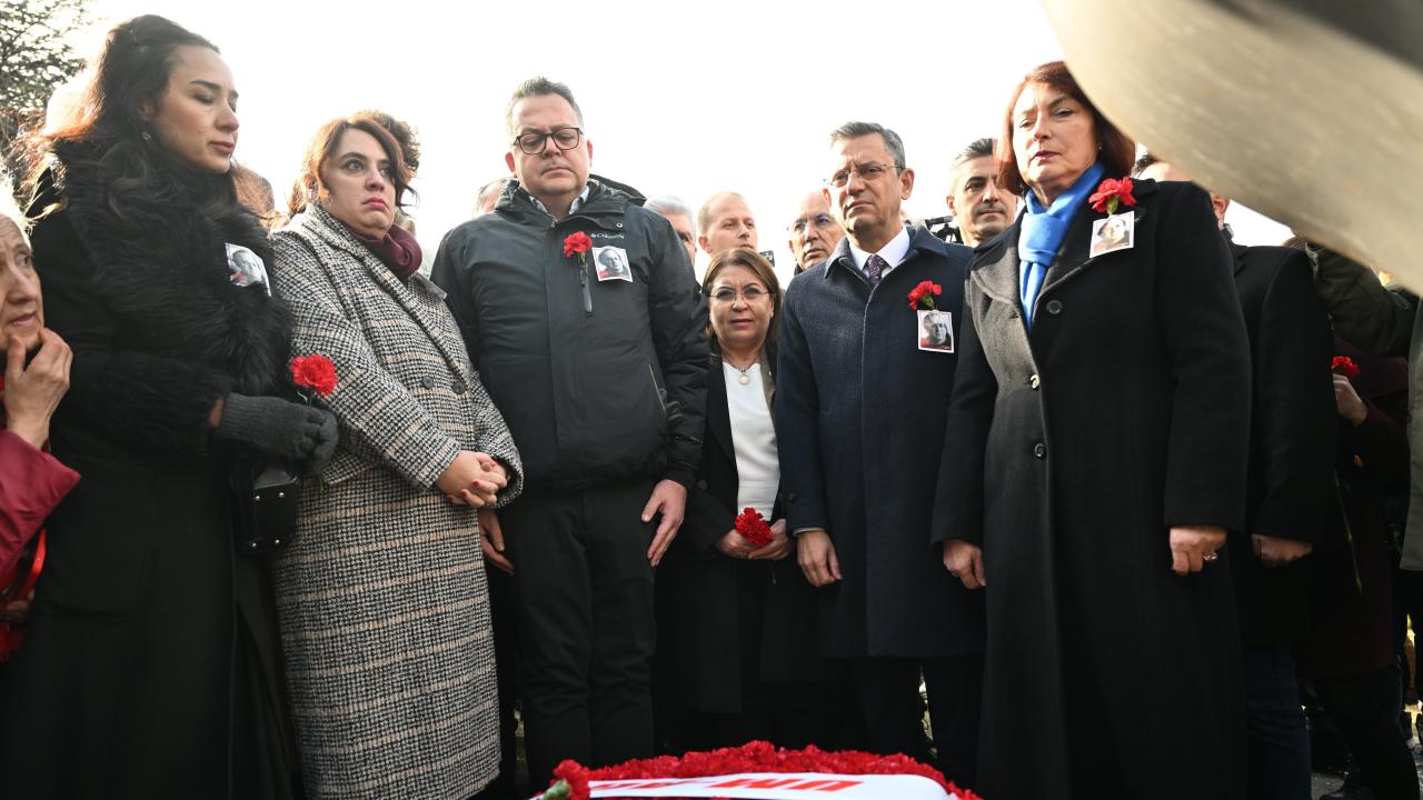 CHP Lideri Özgür Özel, Uğur Mumcu Anmasında Konuştu: “Gün Gelecek O Tuğlayı Çekeceğiz, Hepsi Altında Kalacak”