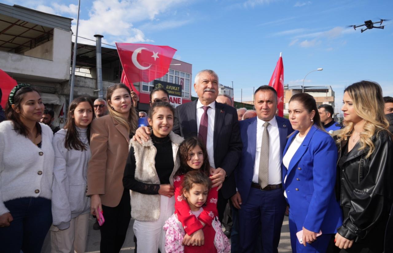 İmamoğlu Tarihi Günlerinden Birini Yaşadı, İlçede Görülmemiş Kalabalık Zeydan Karalar’a Sevgi Gösterilerinde Bulundu.