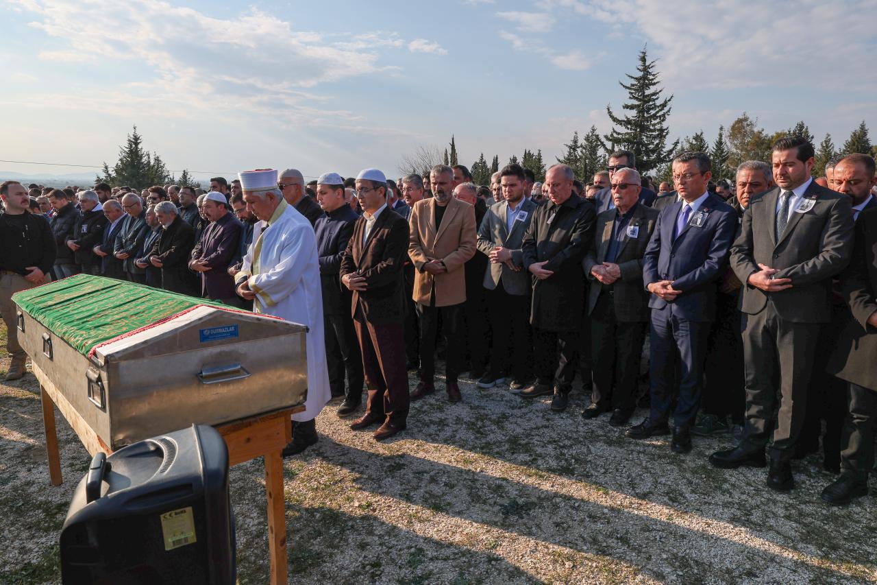 CHP Genel Başkanı Özgür Özel, Mehmet Orhun Döğüşçü'nün Cenaze Törenine Katıldı