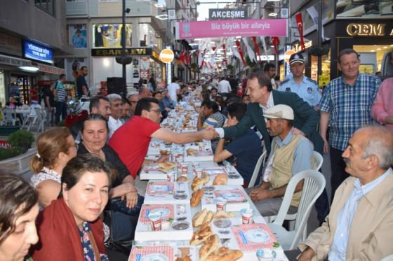 AKÇEŞME VE YEMENİCİLER SOKAK’TA SON İFTAR