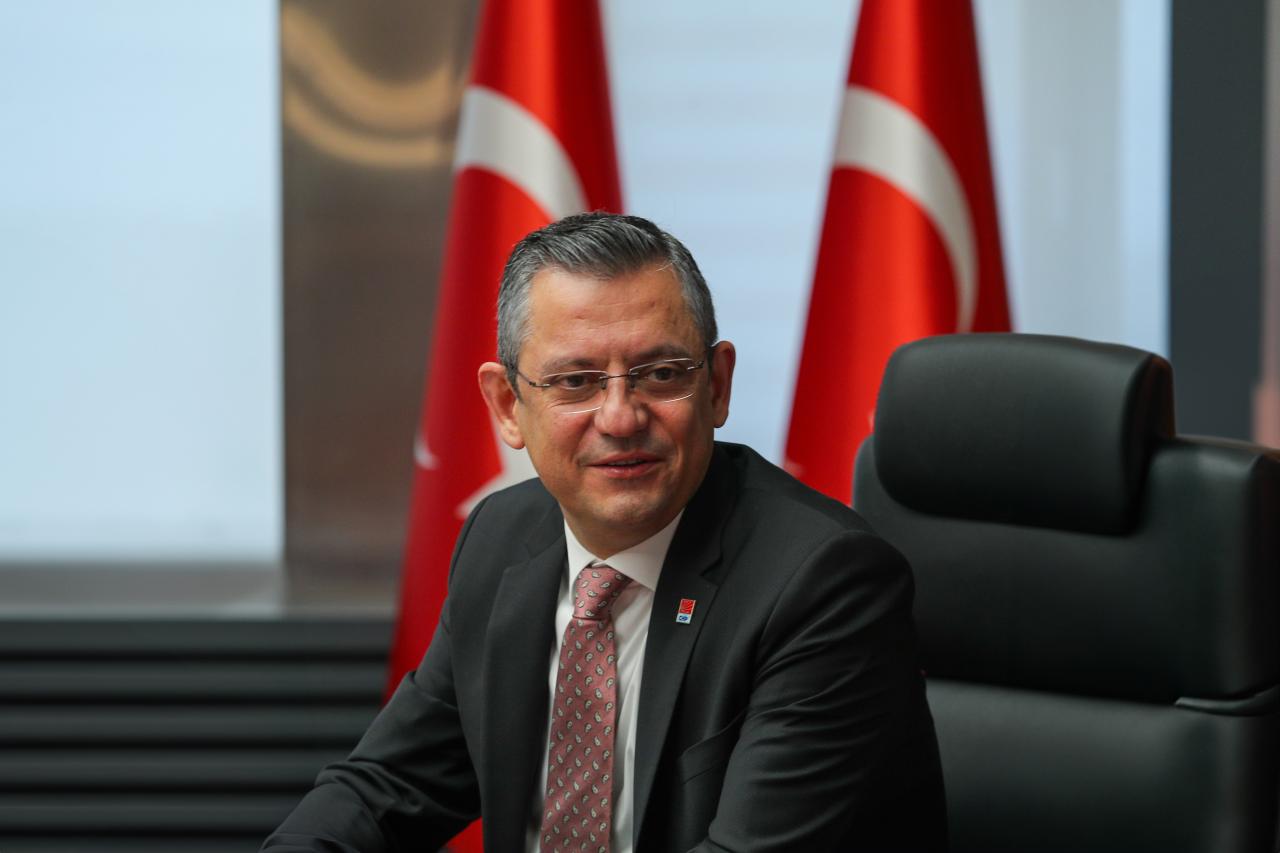 CHP Genel Başkanı Özgür Özel, Alper Gezeravcı’nın Babasıyla Görüştü