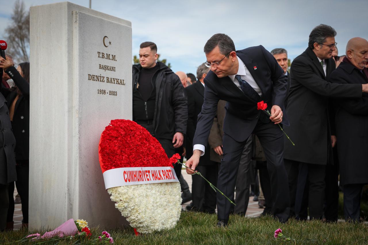 CHP Genel Başkanı Özgür Özel, Deniz Baykal İçin Düzenlenen Anma Törenine Katıldı