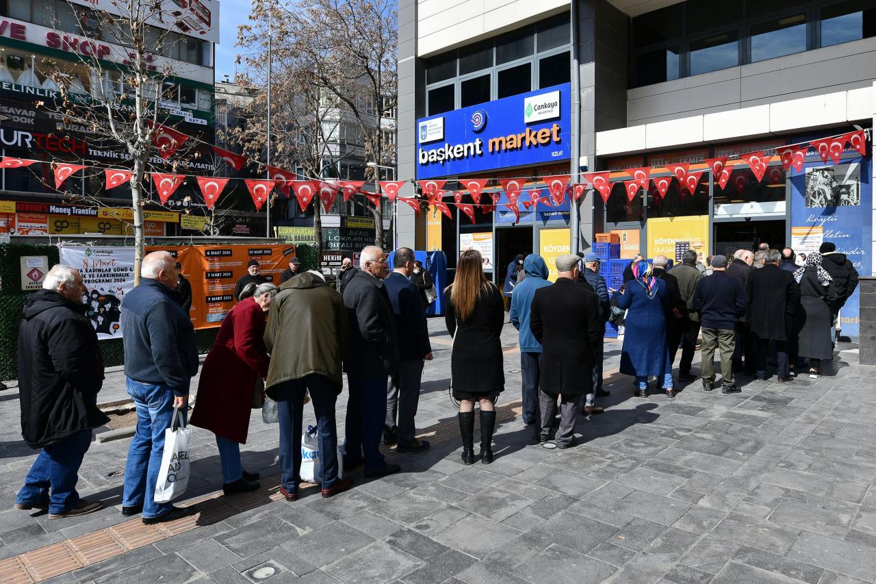 UZUN KUYRUKLAR OLUŞTU: ANKARA BÜYÜKŞEHİRDEN 7 NOKTADA UYGUN FİYATLI ET SATIŞI