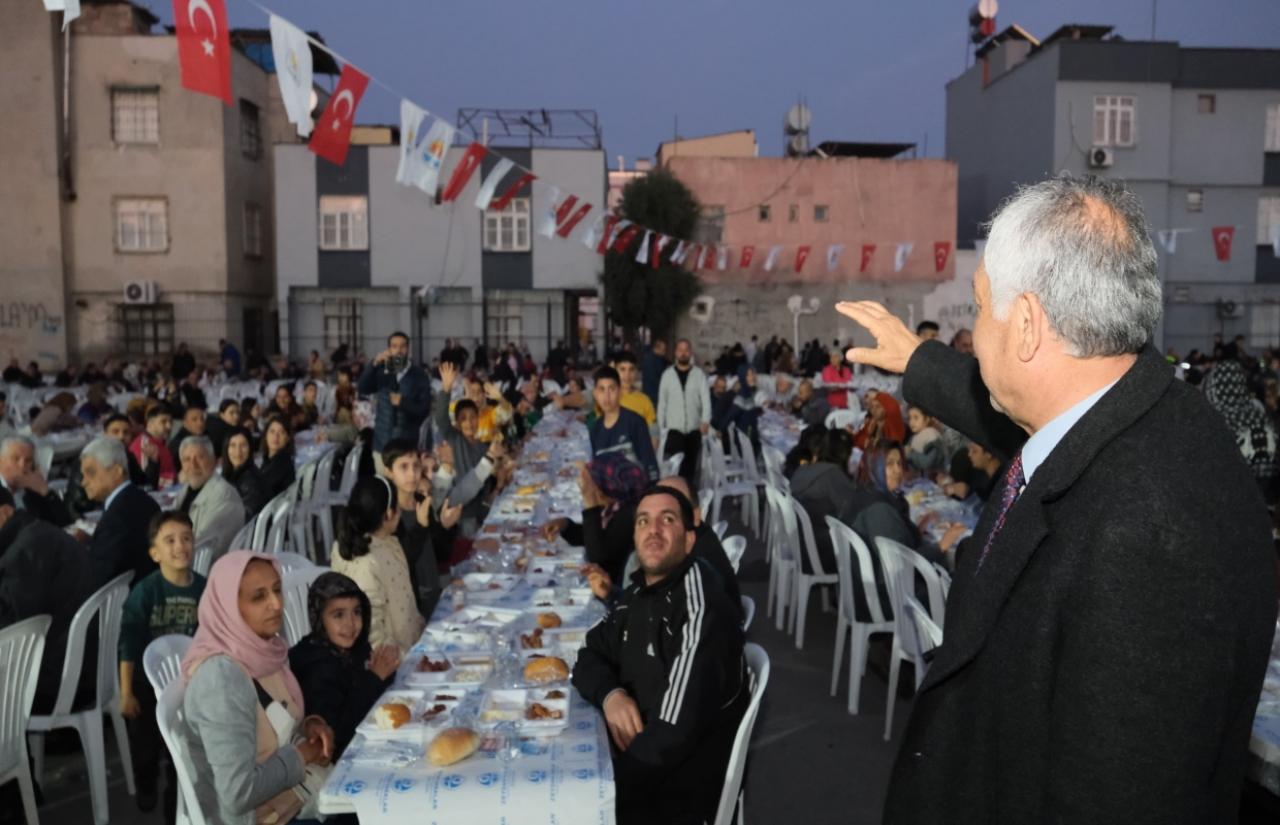 Şakirpaşa Mahallesi Sakinleri Büyükşehir Sofrasında İftar Yemeğinde Buluştu