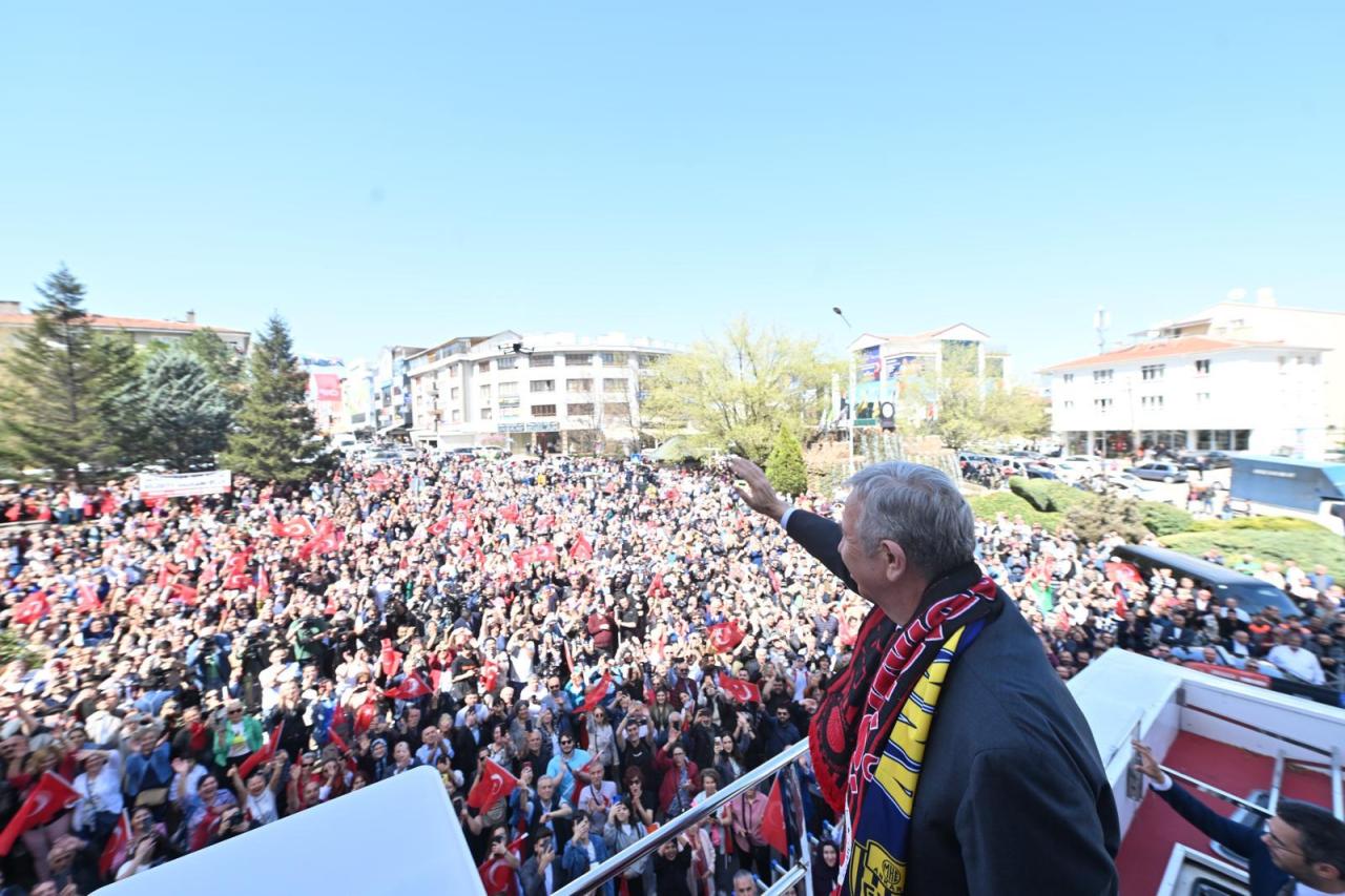 MANSUR YAVAŞ ETİMESGUT’TA DEVİR TESLİM TÖRENİNE KATILDI: “HİÇ KİMSEYİ AYIRMAYACAĞIZ”