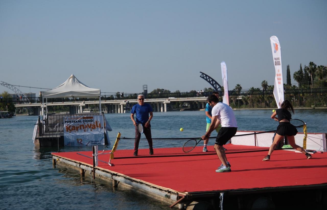 Nehir Üzerinde Voleybol, Tenis Ve Konser