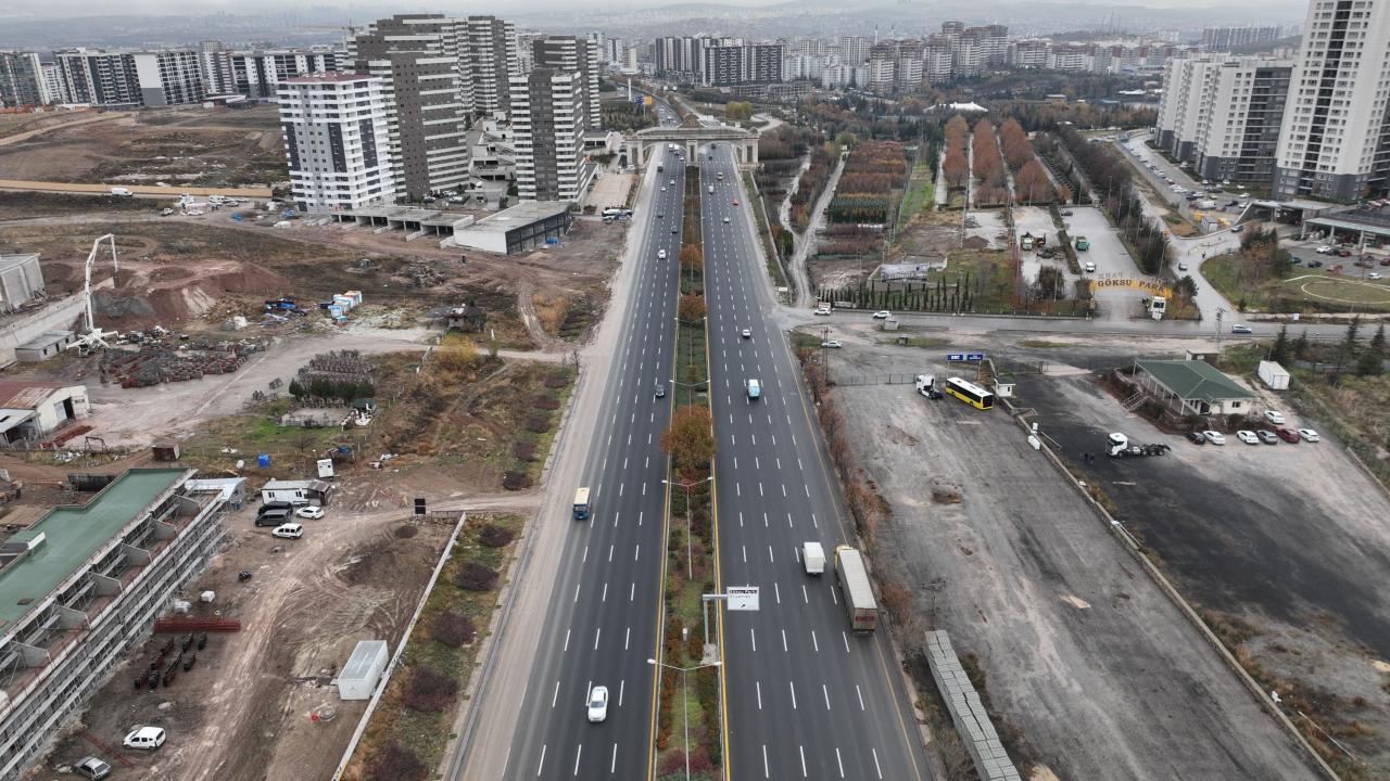 GÖKSU VE SUSUZ MAHALLELERİ ARASINDAKİ TRAFİK SORUNU ÇÖZÜLÜYOR: KÖPRÜLÜ KAVŞAK VE VADİ KÖPRÜSÜ YAPIMI BAŞLIYOR