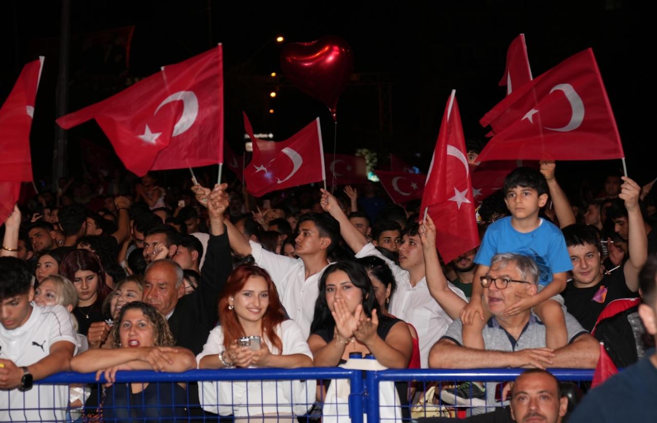 19 Mayıs Kutlamaları Kortej ve Gripin Konseriyle Sürdü