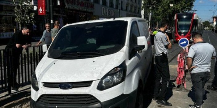 İstanbul’da Banka Aracının Tramvay Hattına Girmesi Ulaşımı Aksattı