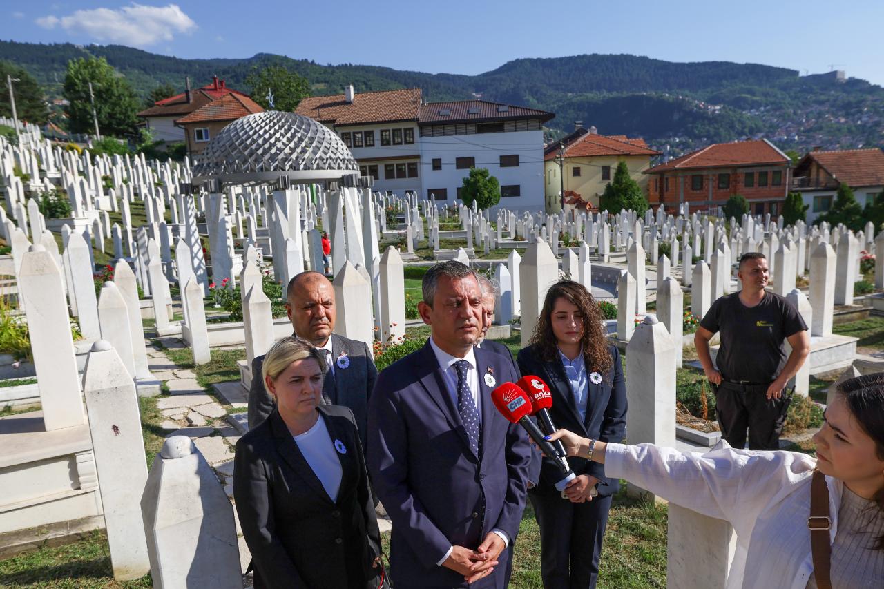 CHP Lideri Özgür Özel, İzzetbegovic’in Kabri Başından Seslendi: “Filistin’de Bir Katliam Var