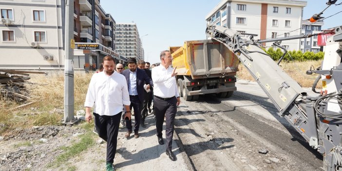 BEYLİKDÜZÜ BELEDİYE BAŞKANI ÇALIK, ASFALTLAMA ÇALIŞMALARINI YERİNDE İNCELEDİ