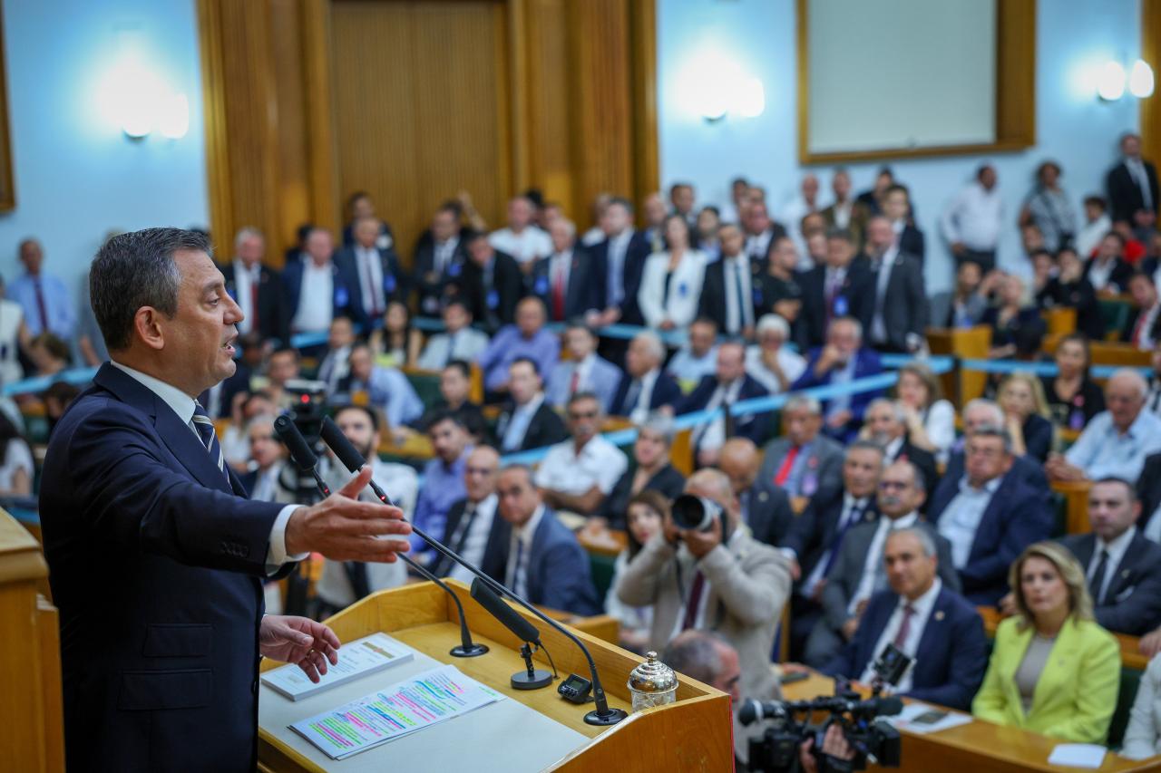 Cumhuriyet Halk Partisi Lideri Özgür Özel: “Beyefendiye Beşli Çeteler Ağır Gelmiyor, Emekliler Ağır Geliyor”