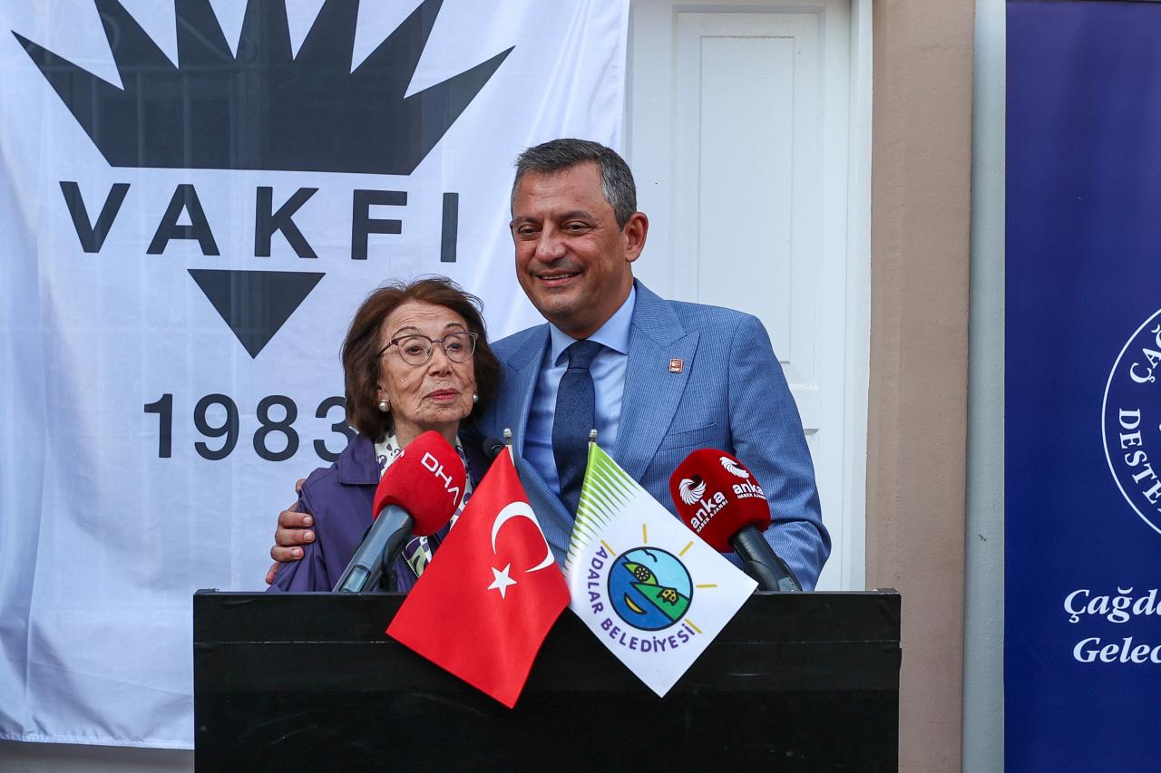 CHP Genel Başkanı Özgür Özel: “Bir Devlet Adamı Nasıl Olur Diye Bakacaksanız Lütfen İsmet Paşa’ya ve İnönü Ailesine Bakın”