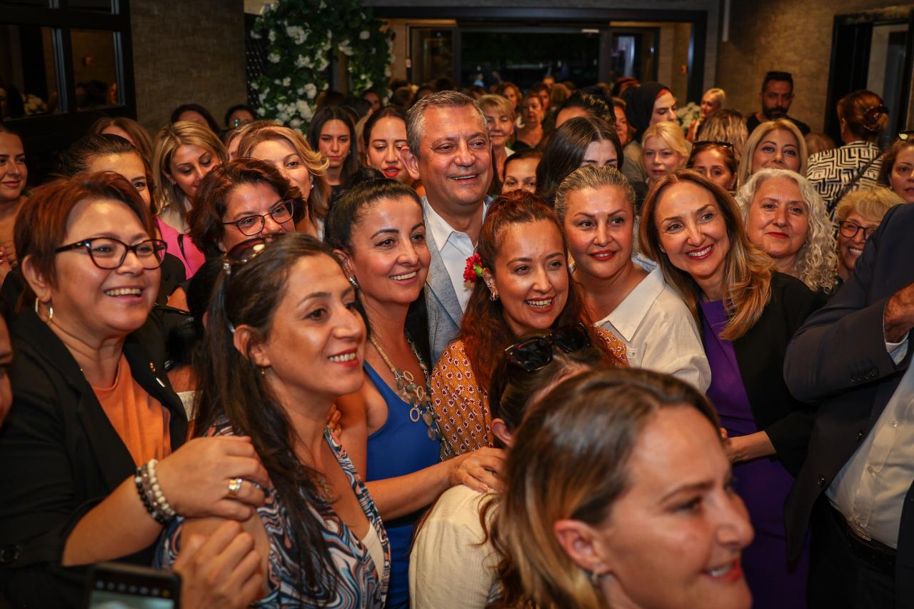 CHP Genel Başkanı Özgür Özel, Kadın Kolları ve İl Başkanları ile Bir Araya Geldi