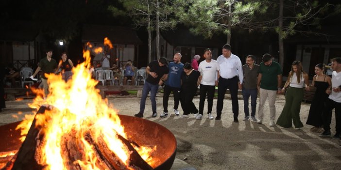 Kamp ateşi gençler için yandı