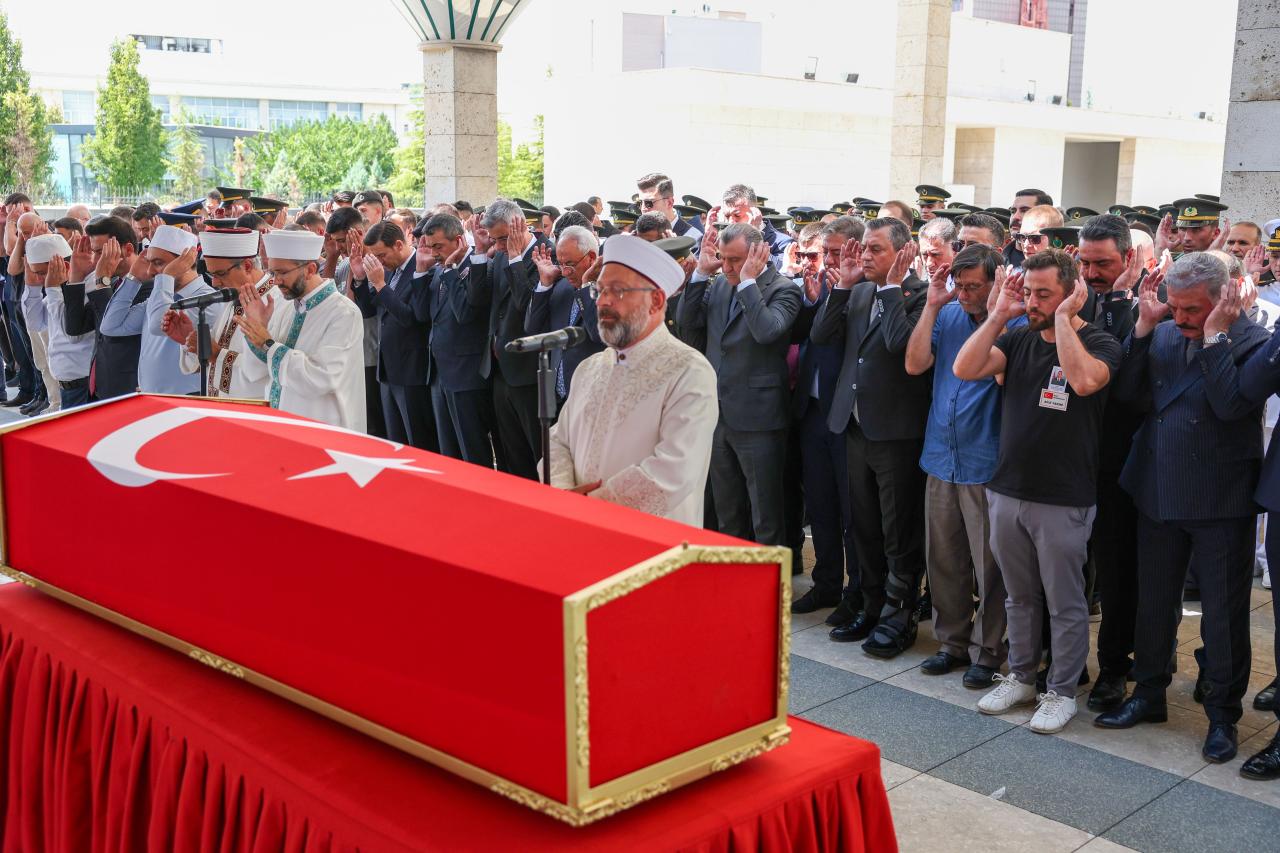 CHP Genel Başkanı Özgür Özel, Şehit Piyade Uzman Çavuş Muhammed Emin Önk'ün Cenaze Törenine Katıldı