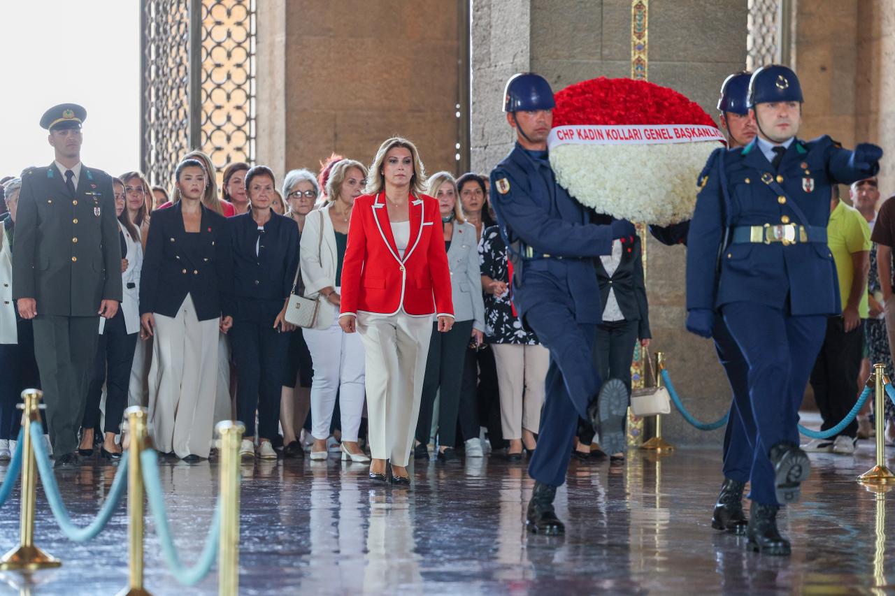 CHP Kadın Kolları Genel Başkanı Asu Kaya, Kadın Kolları MYK Üyeleri ile Anıtkabir'i Ziyaret Etti