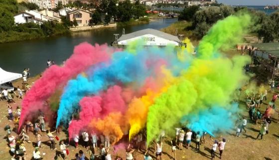 BİNLERCE GENÇ COLOR FEST İLE ‘YOĞURDA RENK KATTI’