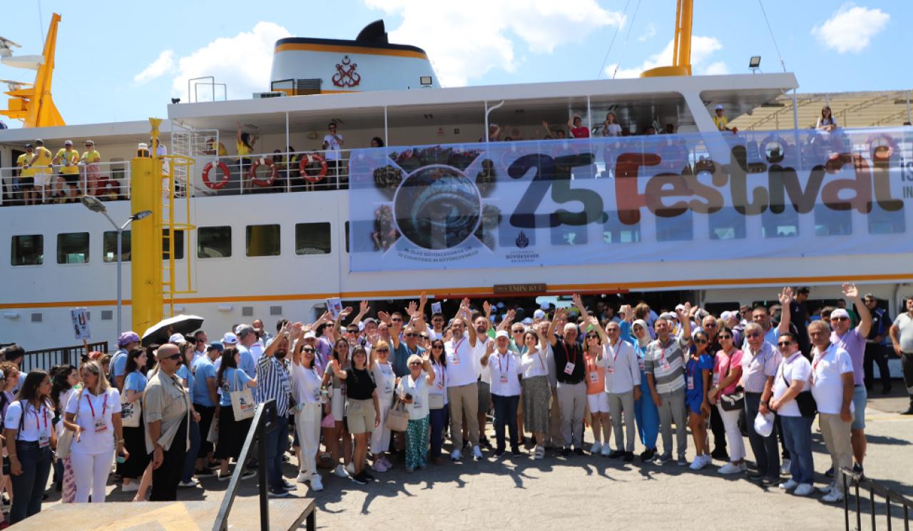 75 ülkenin gençleri Boğaz turunda İstanbul’un güzelliğinden büyülendi