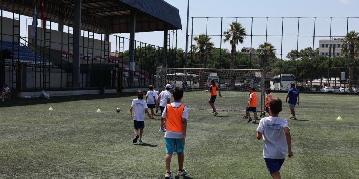 YAZ SPOR OKULUNDA ÇOCUKLAR HEM EĞLENİYOR