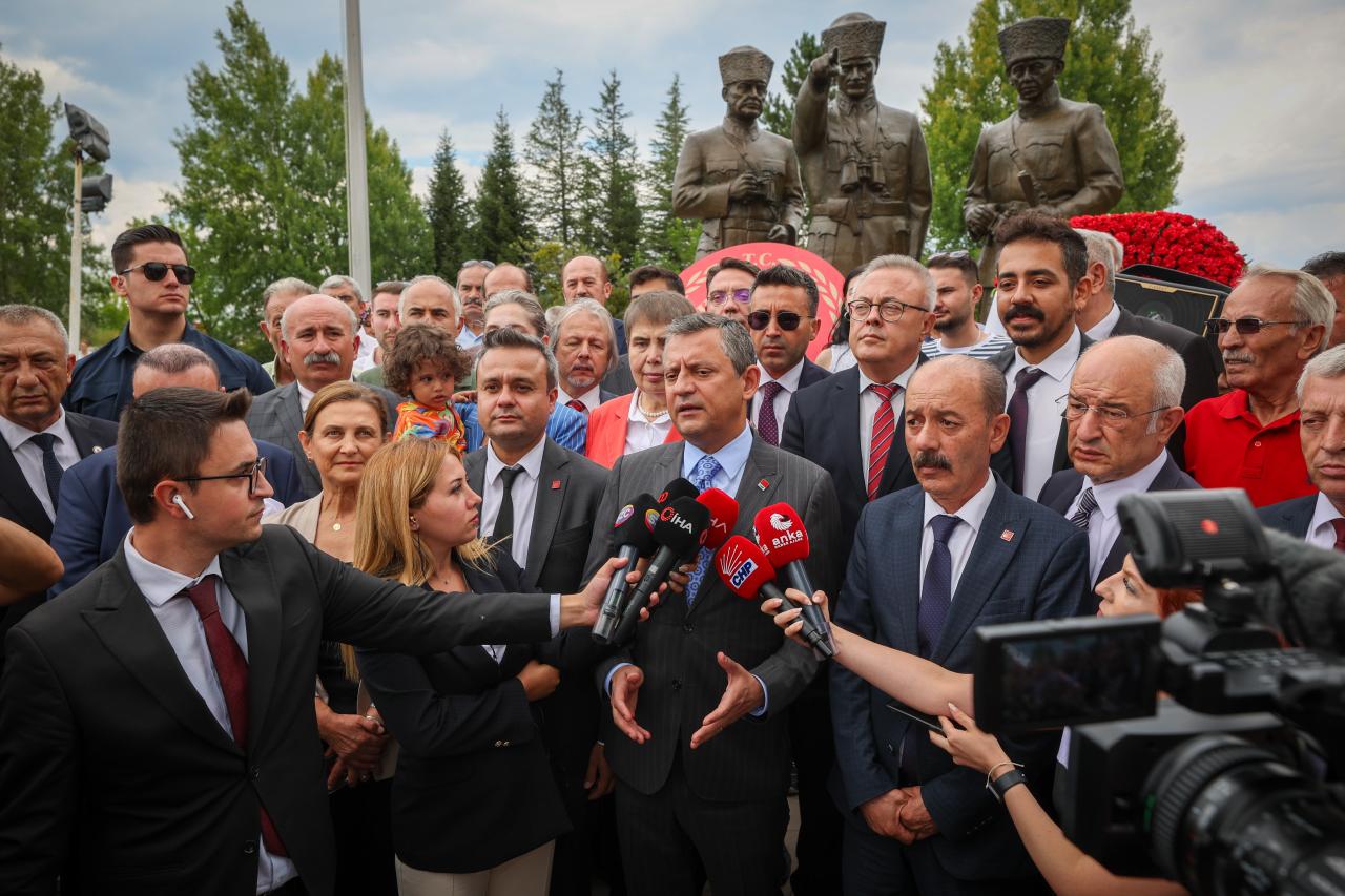 Cumhuriyet Halk Partisi Genel Başkanı Özgür Özel: “Siyaset Uğruna Kavga Edip İktidarda Kalmaya Çalışıyorlar”