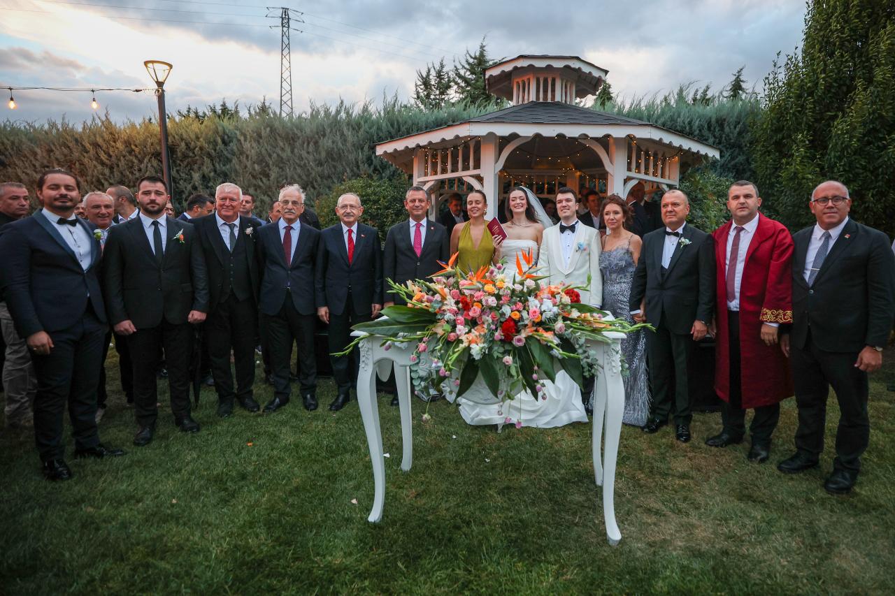 CHP Genel Başkanı Özgür Özel, Kaan Aygun ve Eda Yılmaz Çiftinin Nikah Törenine Katıldı