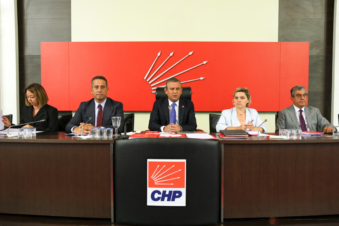 CHP Lideri Özgür Özel, CHP TBMM Kapalı Grup Toplantısında Milletvekilleri ile Bir Araya Geldi