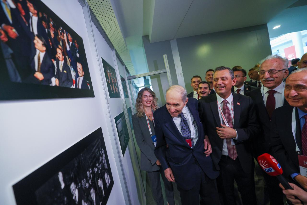 Cumhuriyet Halk Partisi Genel Başkanı Özgür Özel, CHP İkinci Yüzyıl Değişim Kurultayında...