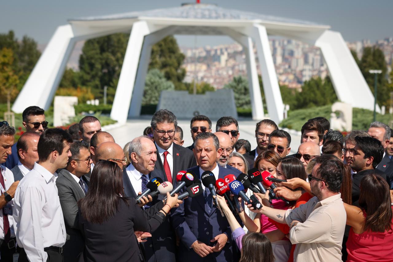 CHP Lideri Özgür Özel: Atatürk’ün Askerlerine Had Bildirmeye Çalışmak, Türkiye’nin Bugünleri ve Yarınlarını Heba Etmektir