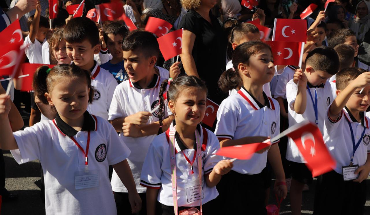 Başkan Akgün ilk zili öğrencilerle birlikte çaldı