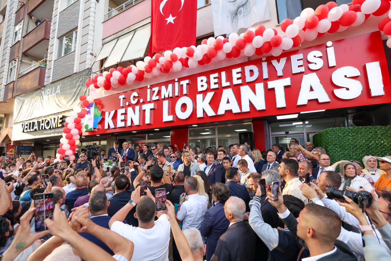 Cumhuriyet Halk Partisi Lideri Özgür Özel: “Millet Razıysa Ben de Bütün Başkanlarımdan Razıyım”