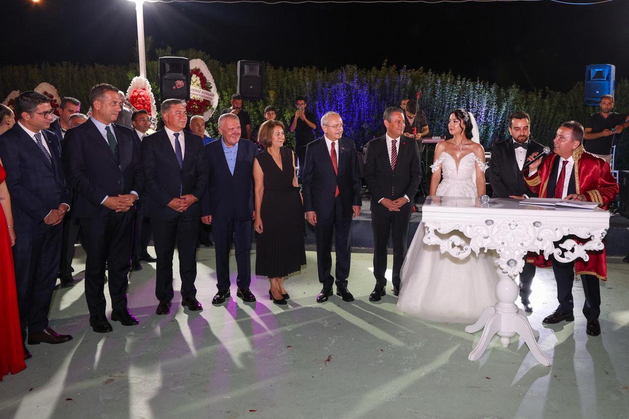 Genel Başkanı Özgür Özel, Burcu ve Onur Çiftinin Nikah Törenine Katıldı