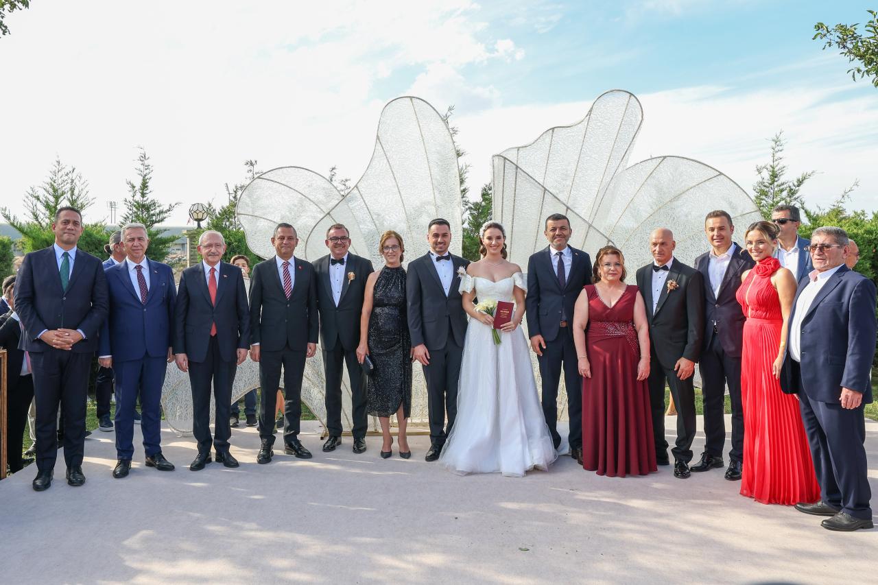 CHP Genel Başkanı Özgür Özel, Ezgi ve Ozan Çiftinin Nikah Törenine Katıldı