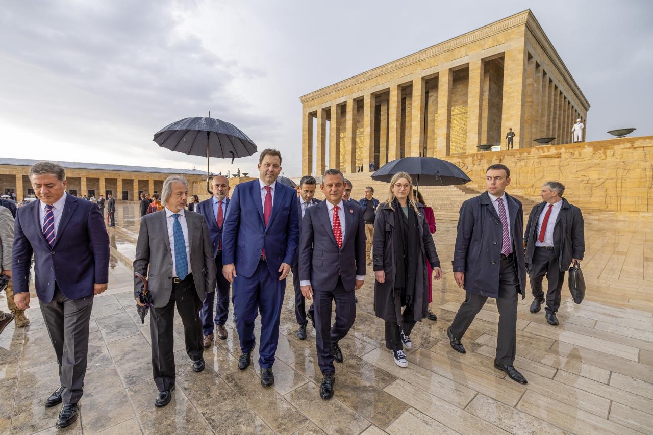 CHP Genel Başkanı Özgür Özel, SPD Eş Genel Başkanı Lars Klingbeil ile Birlikte Anıtkabir’i Ziyaret Etti