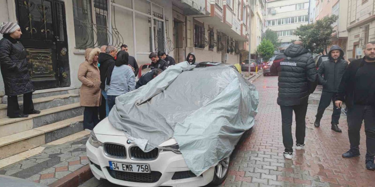 SULTANGAZİ’DE ÜZERİNE ÇAKILDIĞI OTOMOBİLİN CAM TAVANI KIRILINCA İÇİNE DÜŞTÜ