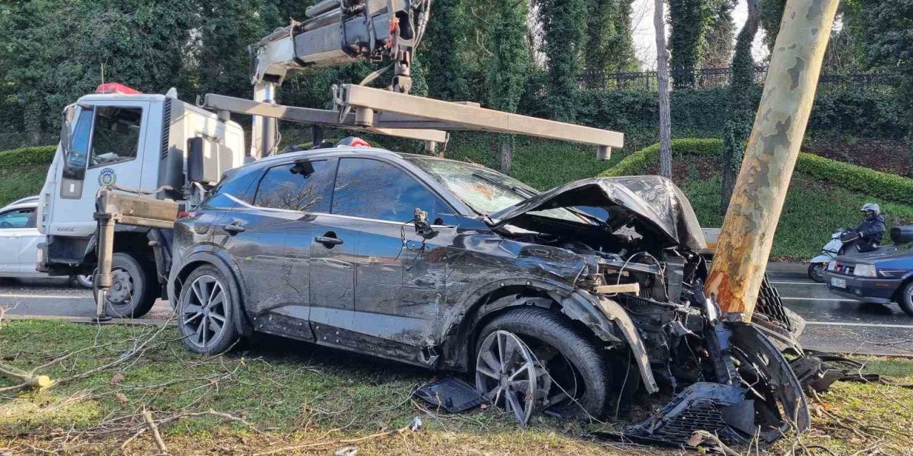 SARIYER’DE MAKAS ATAN SÜRÜCÜ KAZAYA NEDEN OLDU: 2 YARALI