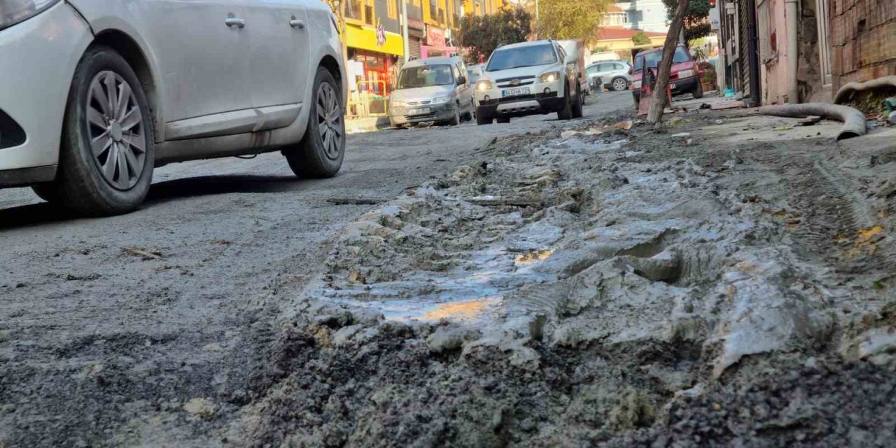 BEYOĞLU’NDA İSKİ VE İBB’NİN BİTMEK BİLMEYEN ÇALIŞMASI MAHALLEYİ ÇAMUR İÇİNDE BIRAKTI