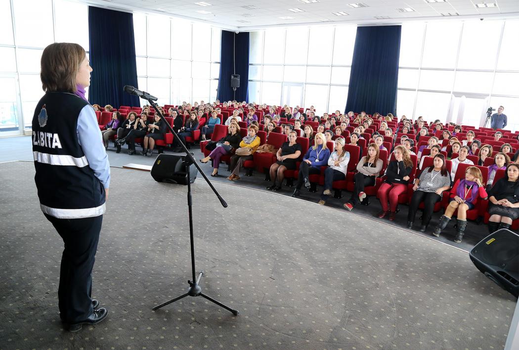 Ataşehir Belediyesi kadın çalışanları 8 Mart'ı kutladı